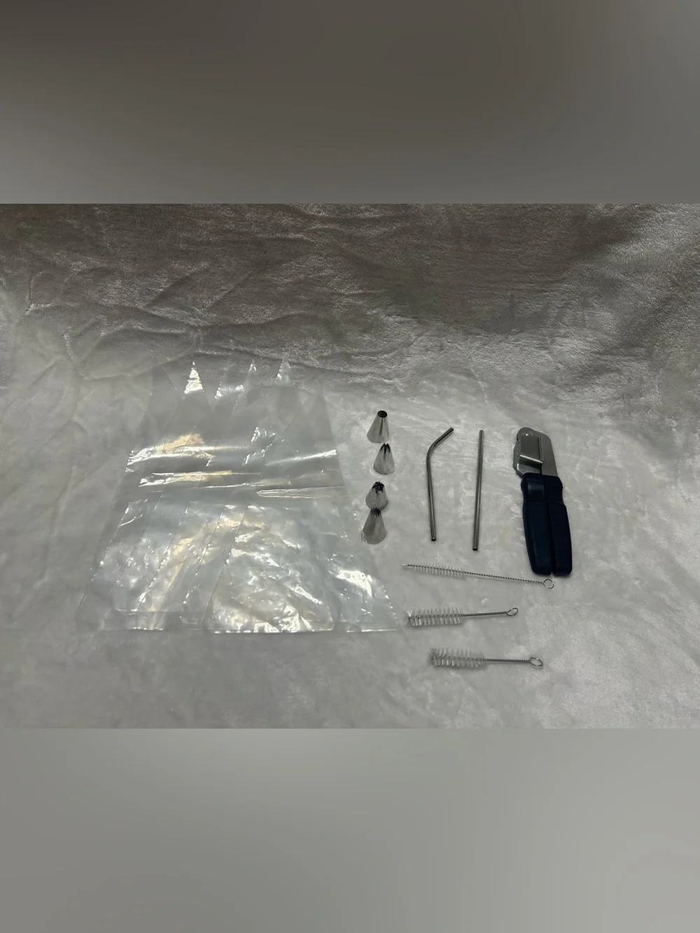 Garlic Press disposable piping bags 4 tips 3 cleaning brushes 2 metal straws